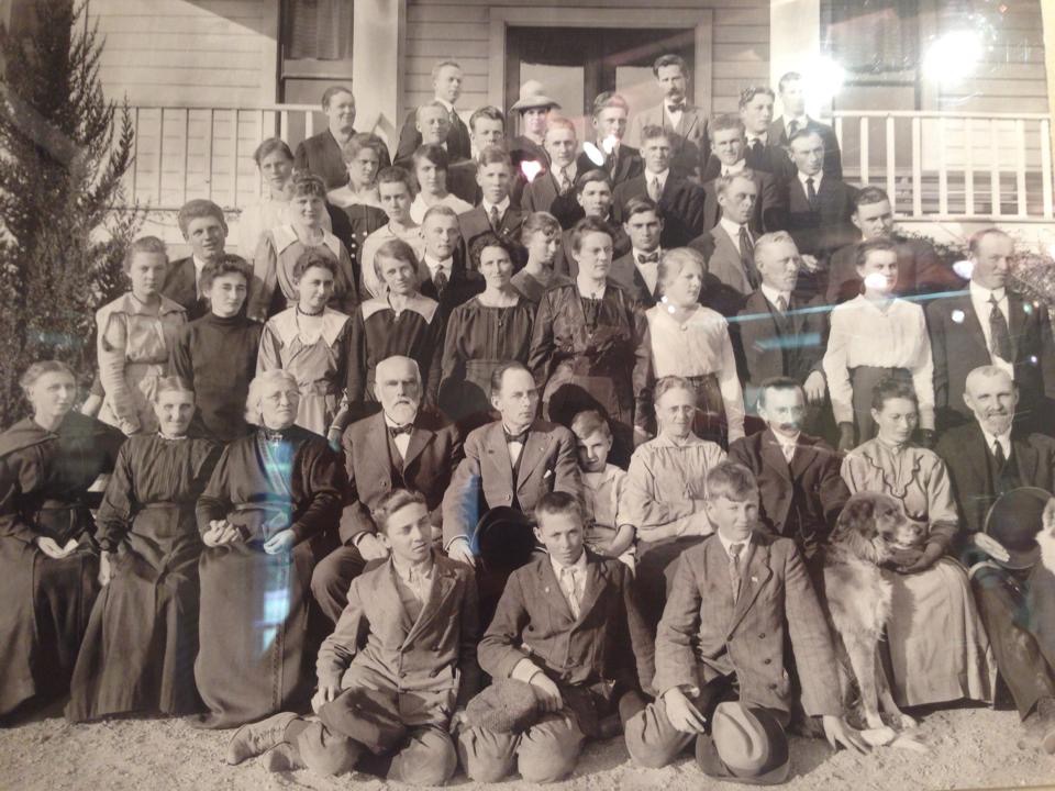 Lærere og elever ved Atterdag Folk High School. Bildet er tatt på en utstilling i Solvang, California