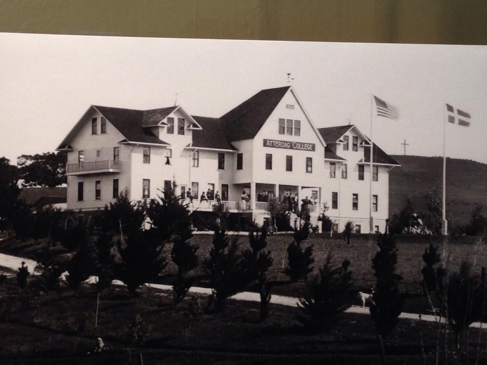 Atterdag Folk High School i Solvang i California. Bilde tatt på en utstilling på bymuseet i Solvang