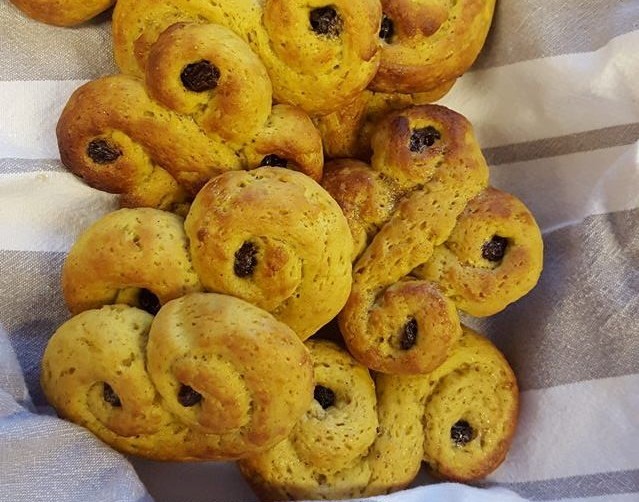 Disse glutenfrie lussekattene vil alle like! Server gjerne sammen med en kopp varm kakao med krem.