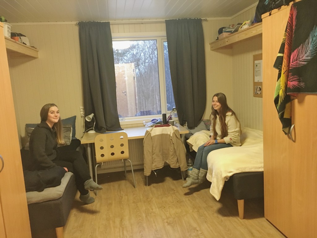 Bor tett på folkehøgskole