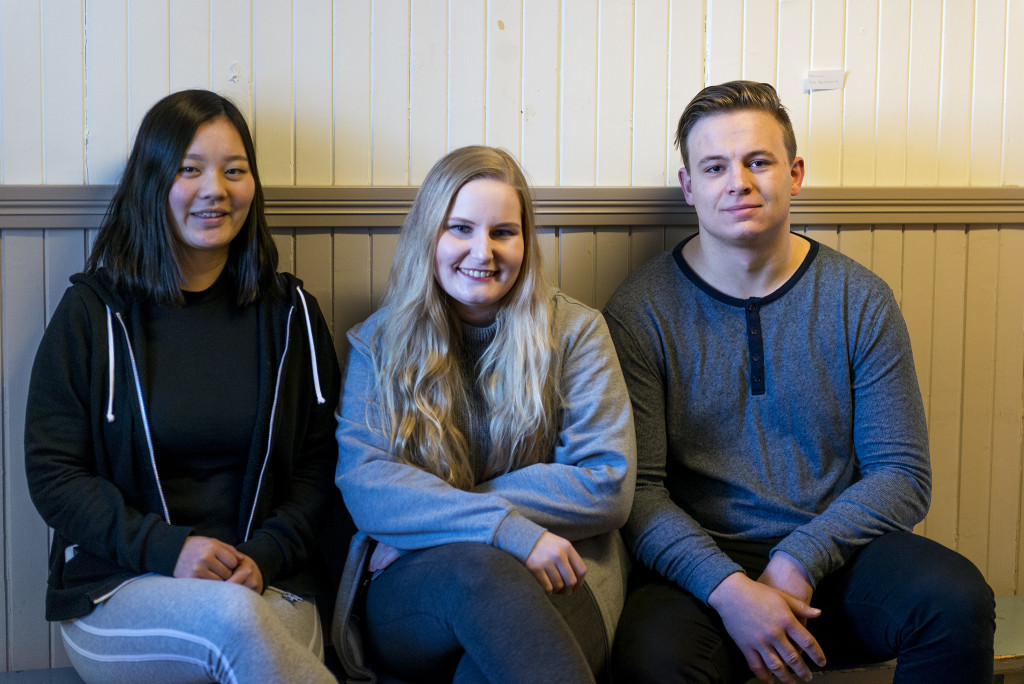 Bildet av de tre stipendiatene på en benk