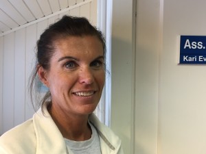 Assisterende rektor Kari Evjen bidrar også i samtalene med elevene