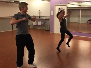 Bror og Marianne danser hver fredag. Her er dansetimen egentlig slutt, men til ære for fotografen så tar de et par ekstra dansetrinn