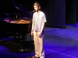 Linjen Stand up og Revy underholdt de eldre på Hønefoss med gamle revynumre av Leif Juster