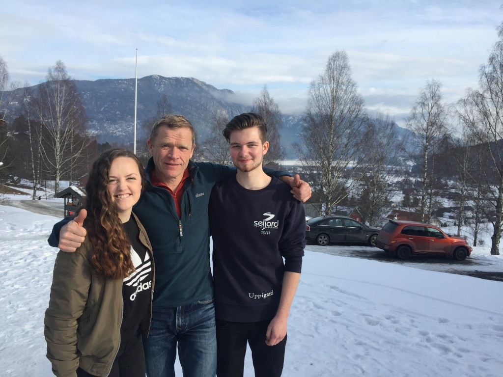 Med flotte fjell rundt Seljord folkehøgskule, er det gode muligheter til å få brukt kroppen. Her er Hanna og Kim-Arild sammen med linjelærer Kolbjørn