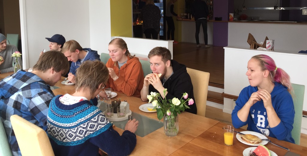 Hvis elevene vil endre på møblene i spisesalen, fordi de vil spise på en annen måte, så endrer de på møblene i spiserommet.