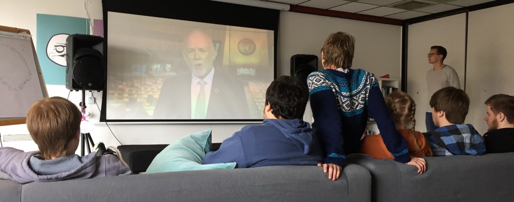 Elevene på SKAP kreativ folkehøyskole fikk presentert oppgaven på storskjerm. De fikk 24 timer til å løse den.