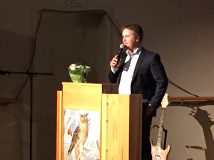 Rektor ved Follo folkehøgskole, Jan Martin Medhaug, holder en tale om ungdommen og til ungdommen