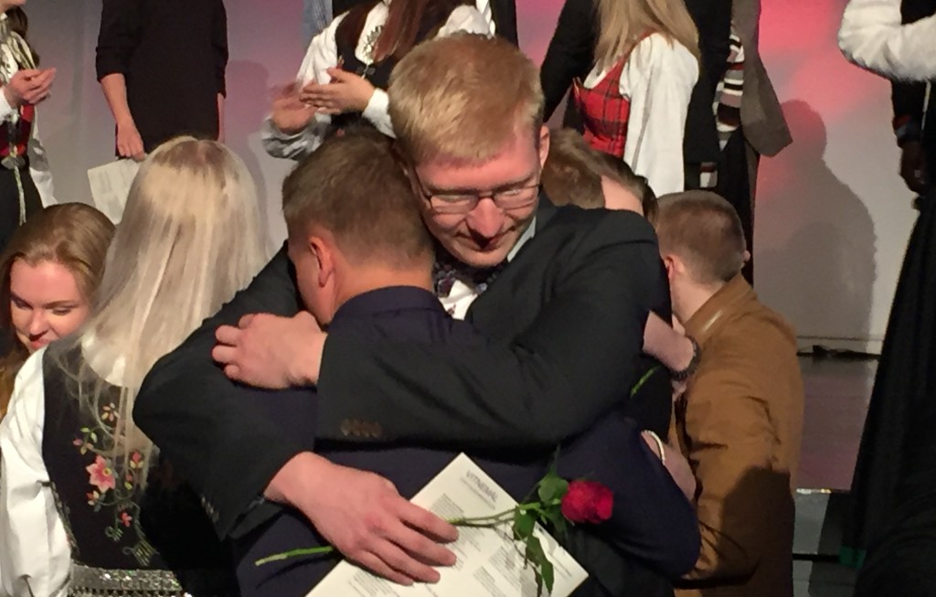 Det ble mange klemmer og mange triste blikk da elevene på Follo folkehøgskole måtte si farvel til hverandre i helgen