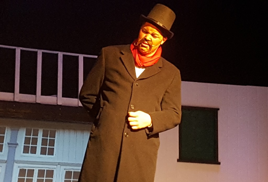 Kevin spilte rollen som stykkets "badguy", som ordfører og prest i byen.