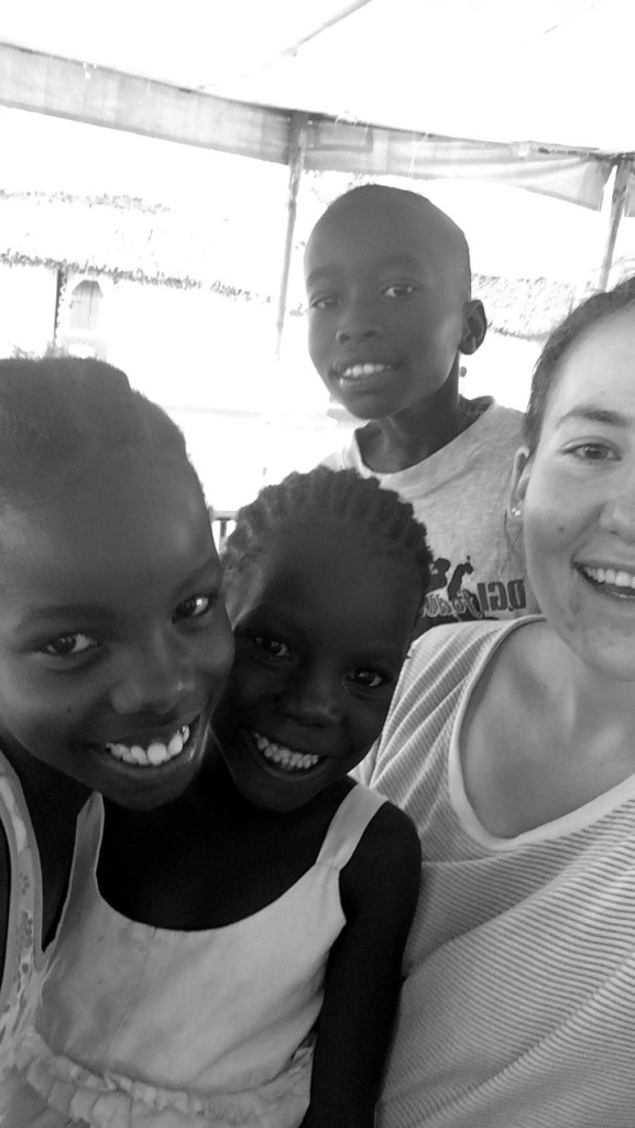 - Folkehøgskolen har 20 fadderbarn som vi betaler skolegang for, gjennom prosjektet «heart to heart» som drives lokalt i Kenya. Vi besøkte hver vår familie da vi var der nede, som alle får støtte til skolegang, sier Hanna.