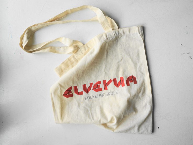 Alle elever på folkehøgskolen har fått et eget handlenett.