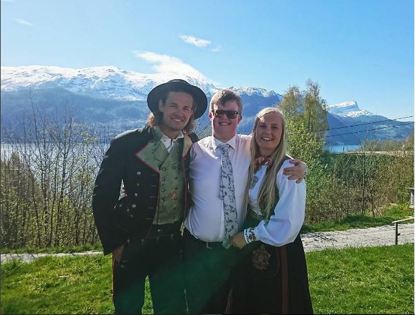 «Disse unike og annerledes ungdommene har fått tett oppfølging, ett helt hav av omtanke og omsorg fra dere alle på skolen.», skriver Håkan om sønnens år på Nordfjord folkehøgskule.
