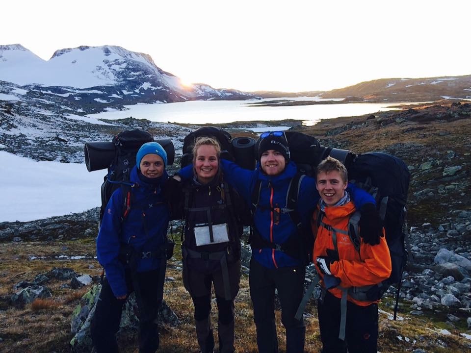 - Det er veldig fint i Valdres! Skolen sier den ligger midt i et vintereventyr, og det er helt sant. Her har man lett tilgang på Jotunheimen. Været og vinteren er stabil, og det er lite vind, sier Sander.
