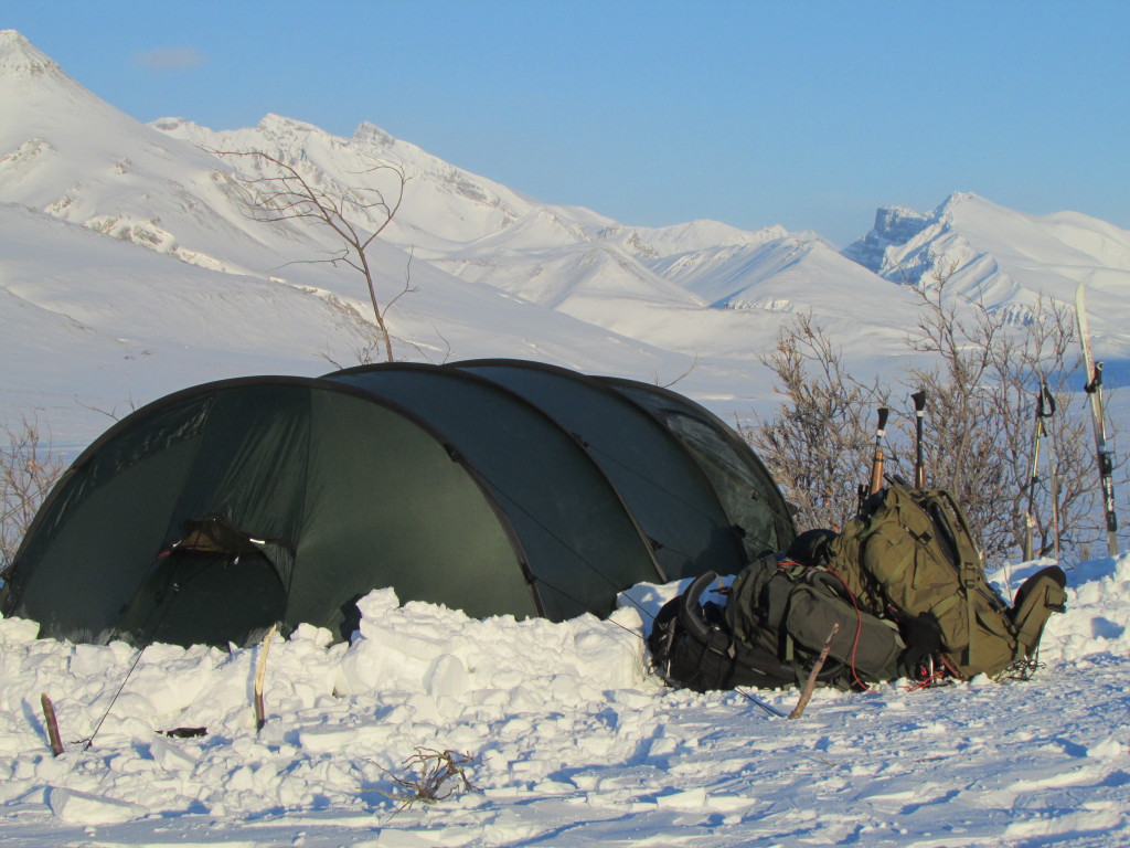 Studieperioden starter med et forkurs i Alta. Deltakerne skal bli kjent med hverandre, og undervises i kuldetrening, førstehjelp og utstyrsprepping. Som forberedelse til tre måneder i Alaska må de også gjennom skredkurs.