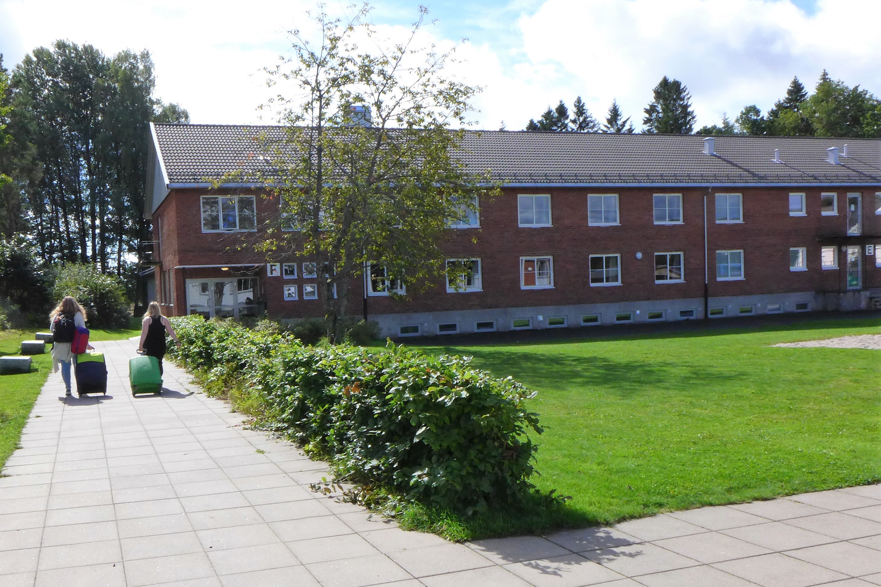 To unge jenter med tunge kofferter folkehøgskole internat Skiringssal