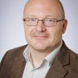 Rektor Erlend Wilander ved Harstad folkehøgskole forteller at det var mange søkere om å bli stipendiat i år