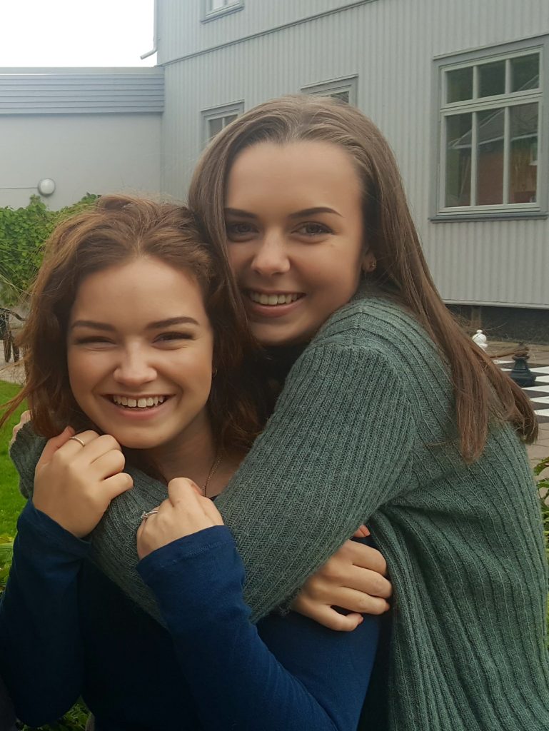 To jenter holder rundt hverandre