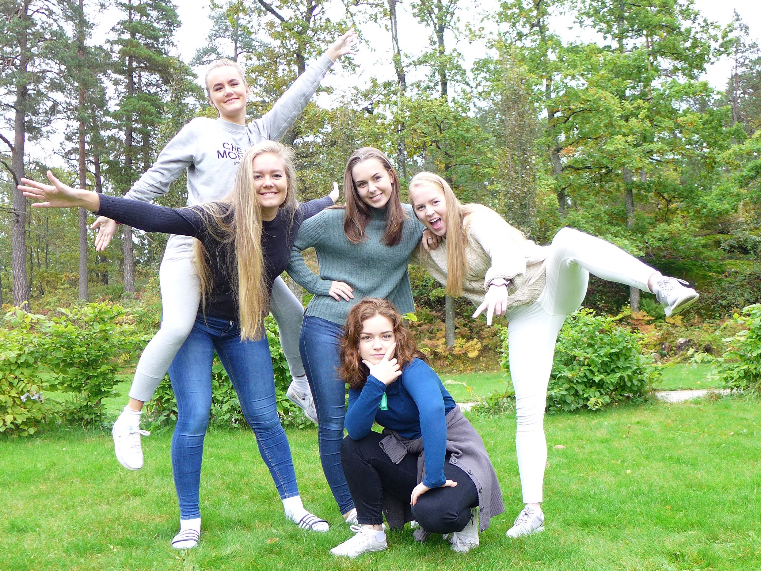 Fem jenter på en plen. Girl Squad. Folkehøgskole.