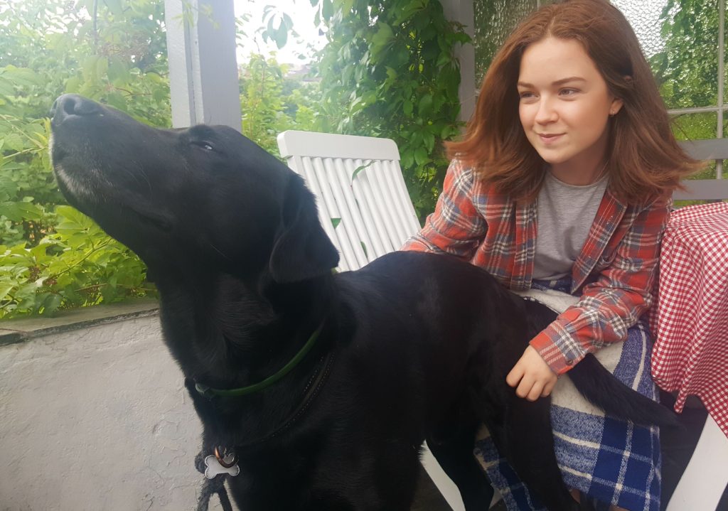 Hund, jente, ute, hage, kjærlighet, kos, dyr