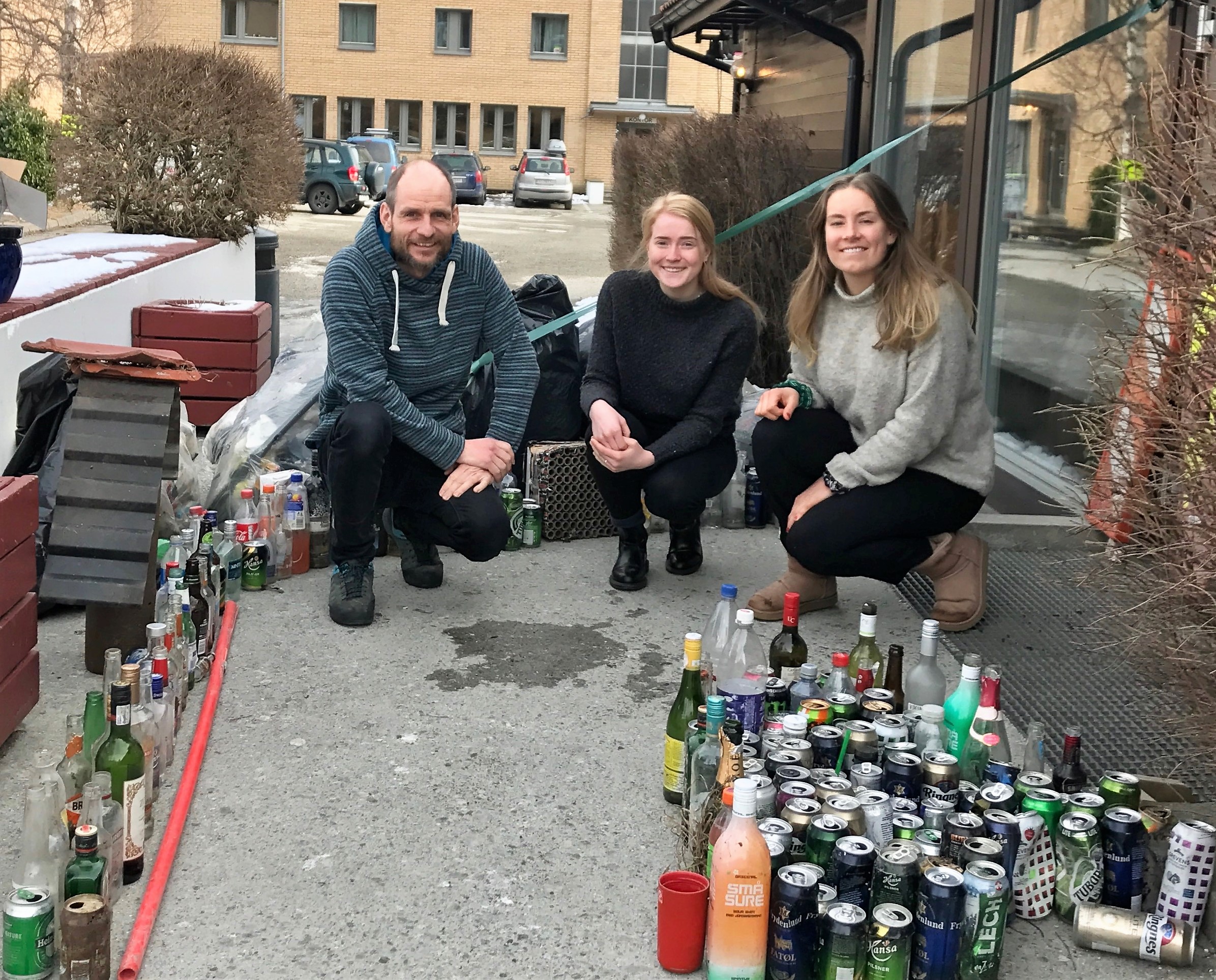 To jenter, elever intervjuer rektor ved Sogndal folkehøgskole om bærekraft.