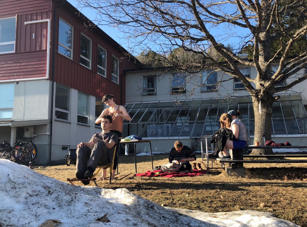 Elever, unge mennesker, Fosen Folkehøgskole, klipper hår, strikker, reparerer ting.