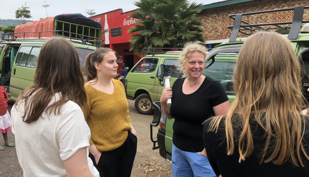 Rektor Live Hokstad foran minibussene som Toten folkehøgskole disponerte på studieturen til Rwanda og Uganda