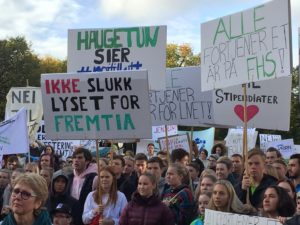 I høst ble det foreslått et kutt i statsstøtten til de korte kursene, et kutt som ville gått utover alle kurs og linjer ved folkehøgskolene. Flere tusen samlet seg foran Stortinget for å protestere mot dette. 