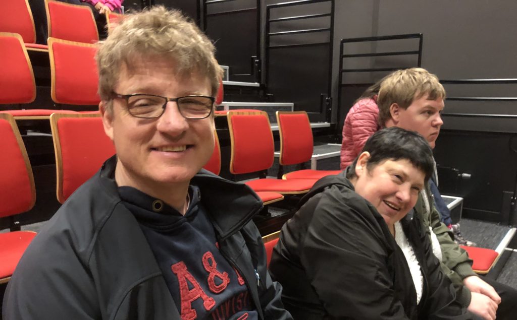 Christoffer, Wenche og Henrik venter på at forestillingen skal gå i gang. De gleder seg til å stå på scenen