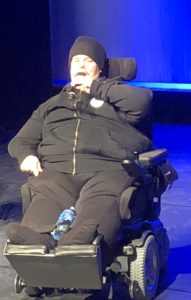 Ketil tok parodier som fikk hele salen til å vri seg i latter. I tillegg viste han fram en nydelig sangstemme. 