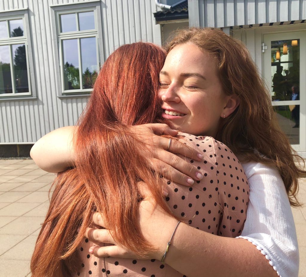 To jenter, lang varm klem, Skiringssal, folkehøgskole, avskjed