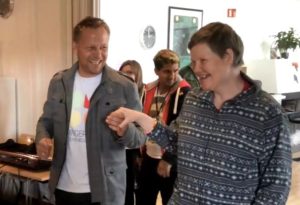 Rektor Morten Eikenes var også med i dansen på aktivitetsdagene på Ringerike folkehøgskole