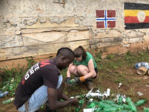 Både elevene fra Toten folkehøgskole og deltakerne fra ECOaction jobbet hardt under det norske og det ugandiske flagget