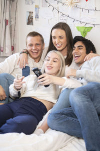 Man bor sammen med dem man går på skole med. Det gjør at man lærer mye om samarbeid og vennskap