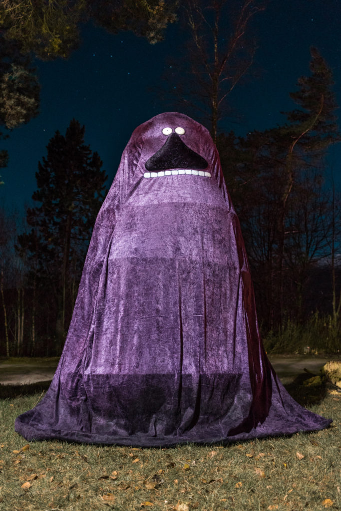 Hallooween, Namdals folkehøgskole, lilla spøkelse, mørk skog