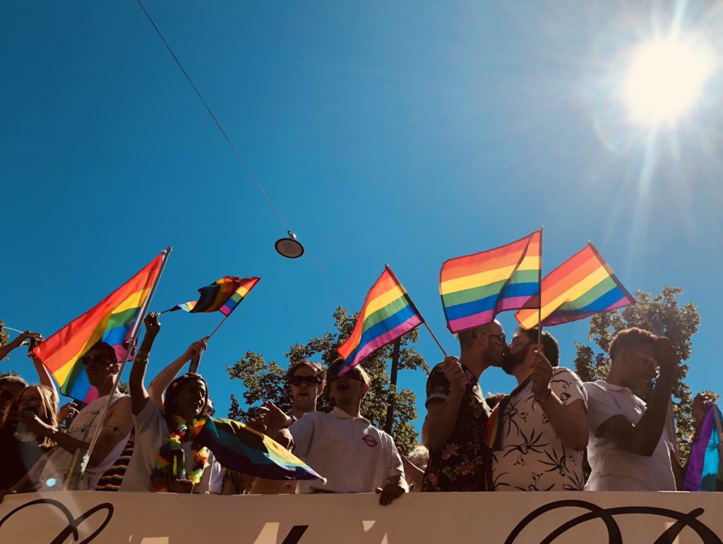 pride oslo, pride parade, skeiv, regnbueflagg, mennesker, kyss