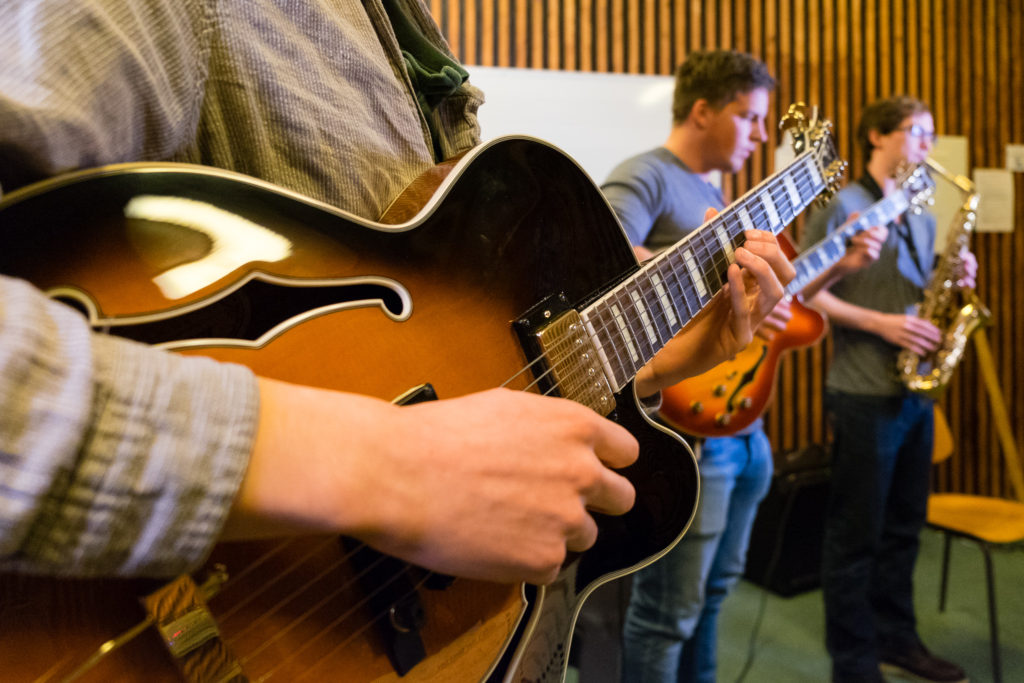 Musikk gitar elever Toneheim folkehøgskole
