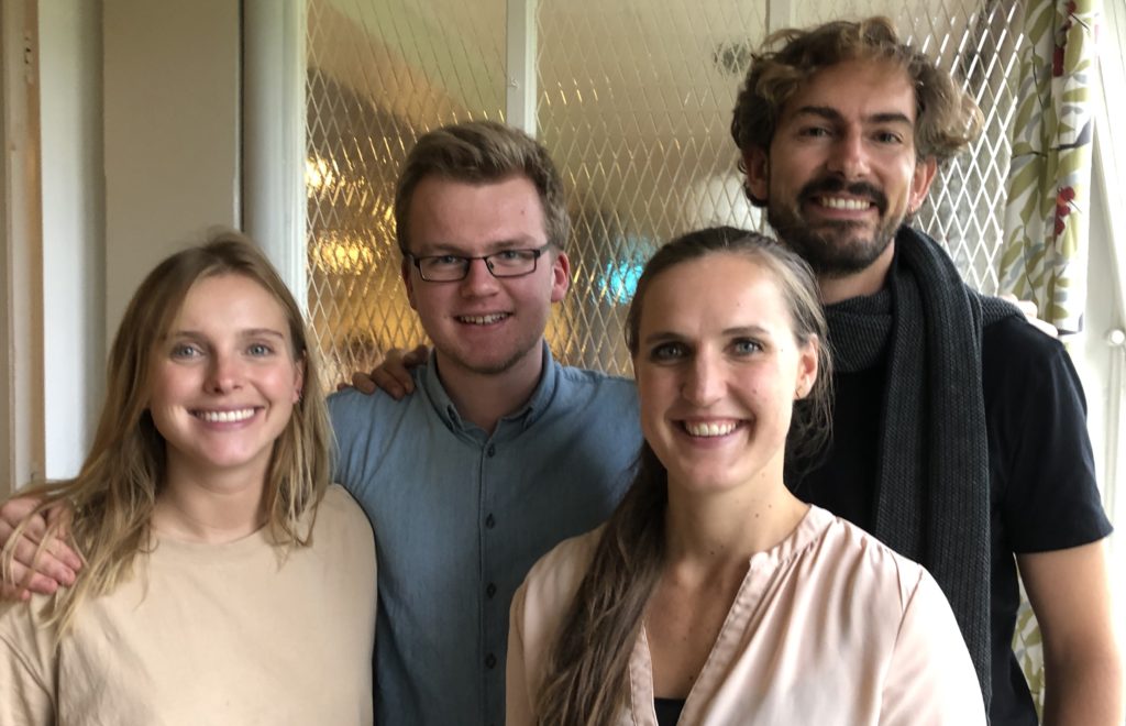 Martha og Lars Kristian er elever på henholdsvis Rødkilde højskole og Solbakken folkehøgskole. Jacob og Siri er lærere på de to skolene. 