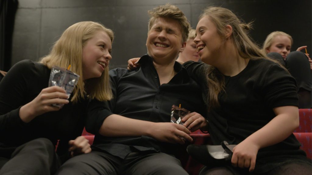 Emilie sammen med to elever på Toneheim. Latter