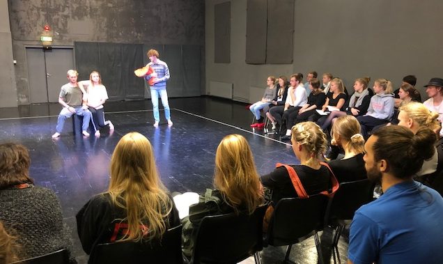 Marthas gruppe hadde i oppdrag å inkludere en redningsvest i teaterstykket sitt