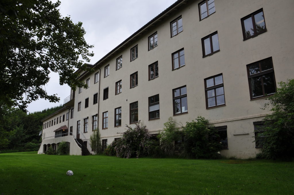 Bilde av bygningen der Sjøholt folkehøgskole skal starte opp.