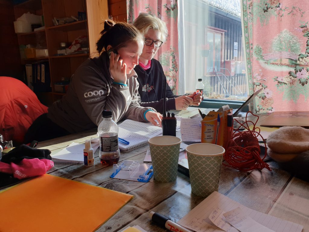 elever i telefon, rapporterer resultat videre til Alta.