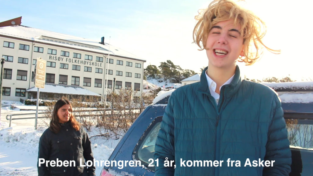 Elev med blond parykk