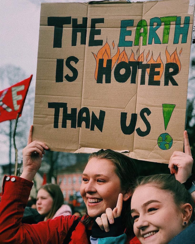 På folkehøgskolenes linjer innen samfunnsfag og kultur lærer du om viktige spørsmål i samfunnet, gjerne i et globalt perspektiv.