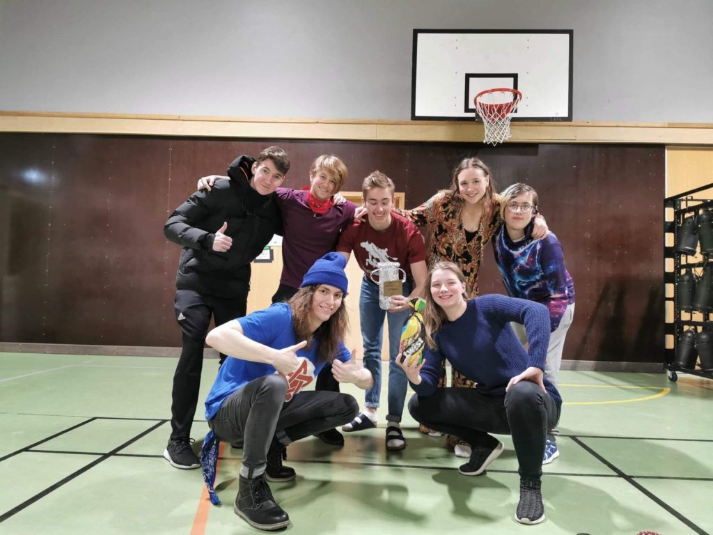 gruppebilde i gymsalen