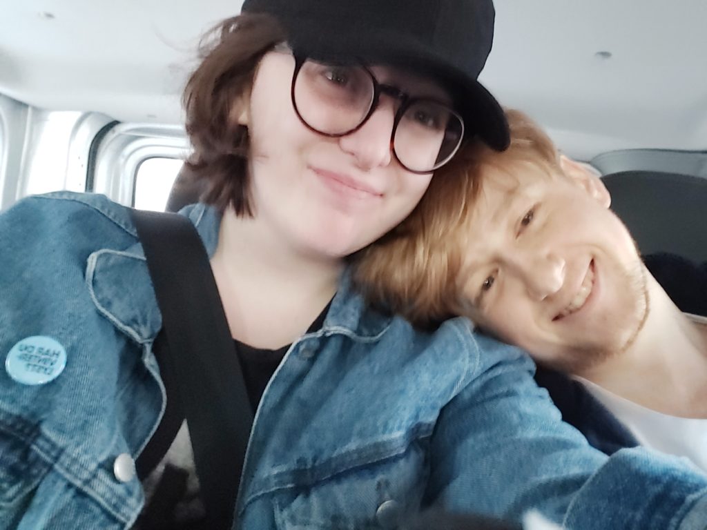 Morten og Martine sammen, kjører bil