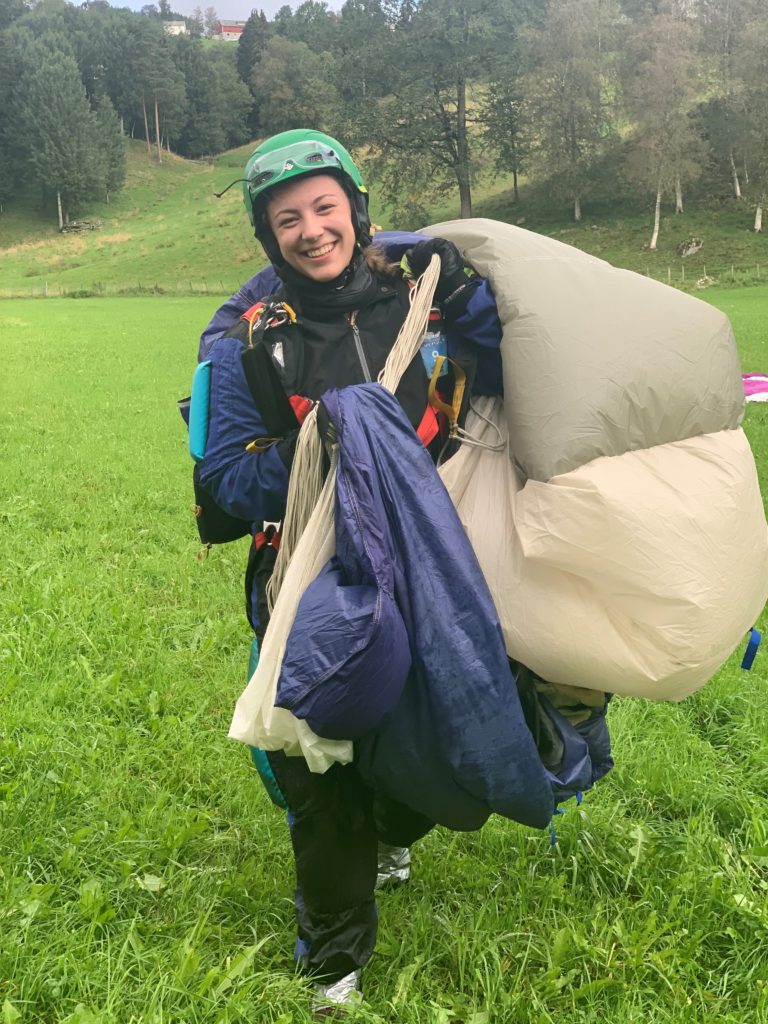 Tiril med fallskjermen, på bakken etter et hopp