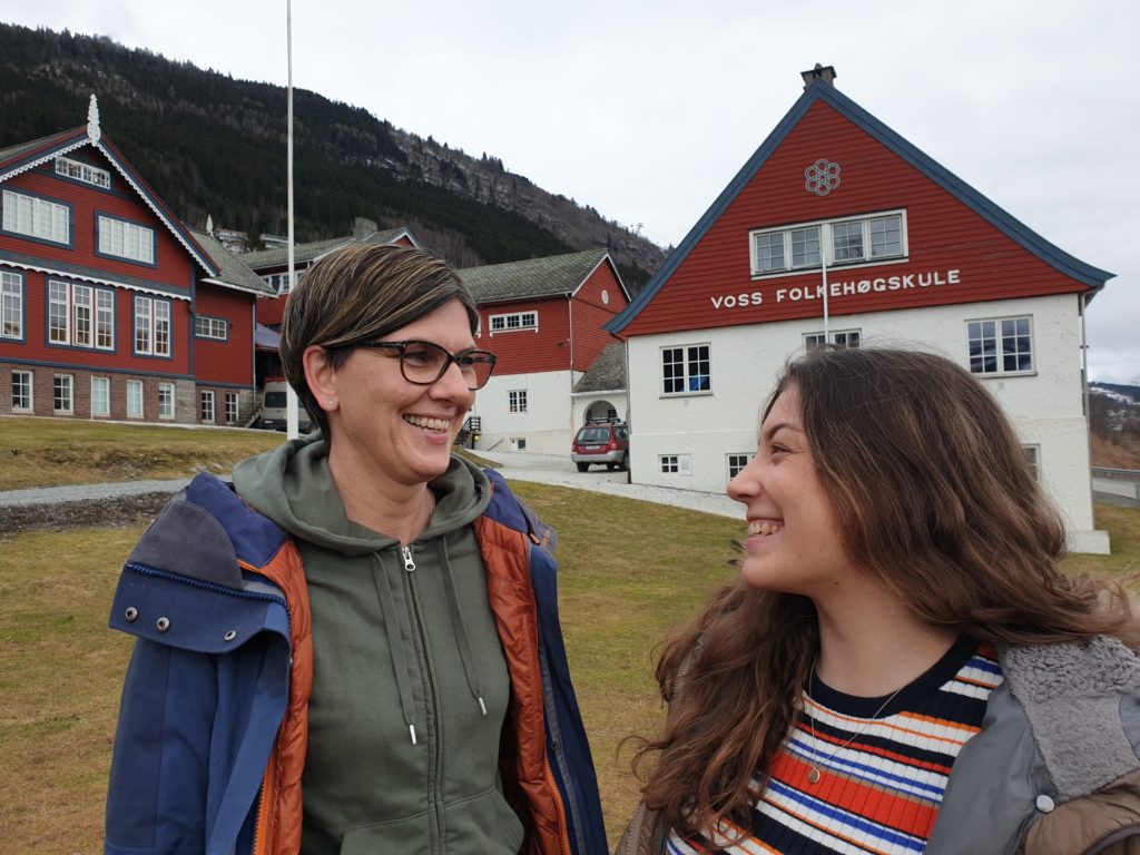 Internatleder Bodil og Tiril på tunet utenfor Voss folkehøgskule