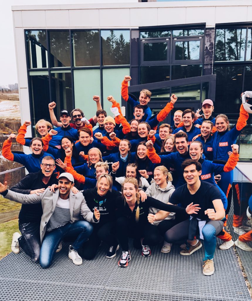 Klassebilde luftsport Voss folkehøgskule smil og armer i været