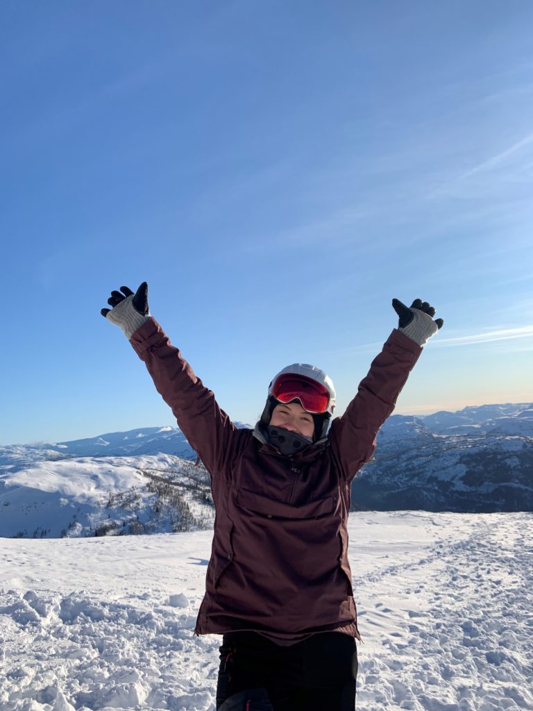 Tiril med henda i været, toopptur, vinter